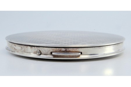 Caixa de toilette em prata guilhochada com espelho no interior e tampa basculante.